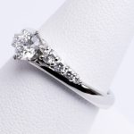 7個のダイヤモンド、アンシンメトリーが美しい婚約指輪
