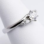 7個のダイヤモンド、アンシンメトリーが美しい婚約指輪