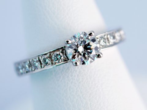 0.5ctダイヤモンドを六本爪で留めた婚約指輪Ray　アームにメレダイヤを配したプラチナリング