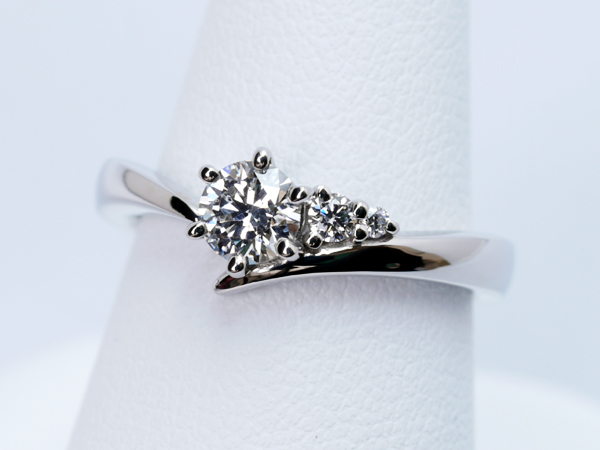 オーダーメイドの婚約指輪 0.31ct プラチナ 脇にメレダイヤ