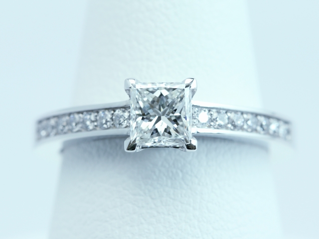 プリンセスカット　ダイヤモンド　婚約指輪