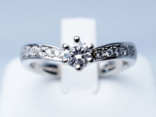V字婚約指輪　0.31ctダイヤモンド