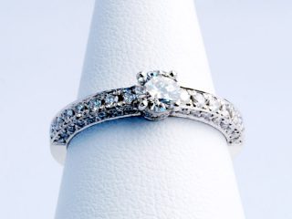 全ての角度からダイヤモンドが輝く、0.68ctの婚約指輪