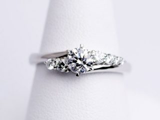 アンシンメトリーが美しい婚約指輪