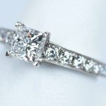 プリンセスカットの婚約指輪 クリスマスにプロポーズするお客様のために！