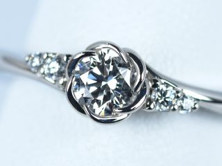 花びらが美しくダイヤモンドを包み込む婚約指輪