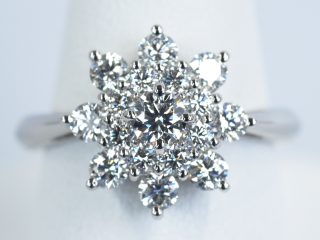 ダイヤモンドで花を表現した婚約指輪