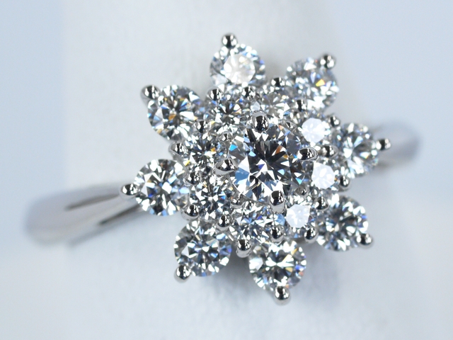 婚約指輪 フラワー 0.94カラット ダイヤモンドで花を表現したリングです。 | オーダーメイド通販 | 山梨・甲府のジュエリーブランドIZURU