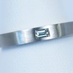 バゲットカット 0.12カラット ダイヤモンド シンプルな平打の結婚指輪
