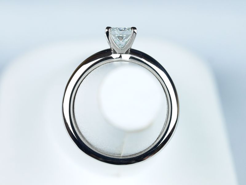 東京都のお客様 プリンセスカット 【0.53ct E VS1】の婚約指輪。エタニティリングと重ねて使えるように少し高くデザインした、オーダー