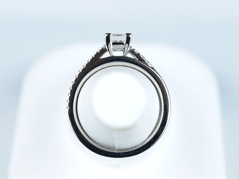 東京都のお客様 プリンセスカット 【0.51ct F VVS2】の婚約指輪。幾何学的なデザインのオーダーメイドのエンゲージメントリングです