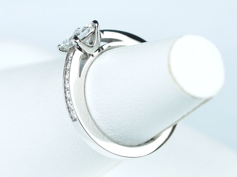 群馬県のお客様 0.51カラットのプリンセスカットを使った婚約指輪 カルティエやティファニーと違った使いやすさを追求したデザインです