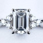 婚約指輪 0.71カラット D VVS1 両脇に6個のダイヤモンド