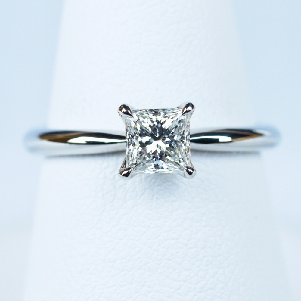 限定】婚約指輪 プリンセスカット 0.55ct E VVS1 ダイヤモンド 