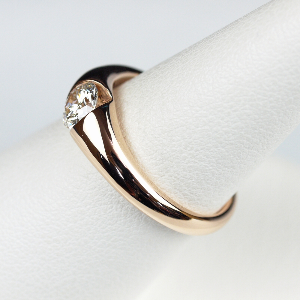 宙に浮いたダイヤモンド ソリティア 立て爪なし 0 5カラットのダイヤモンドを使った指輪です オーダーメイド通販 山梨 甲府のジュエリーブランドizuru