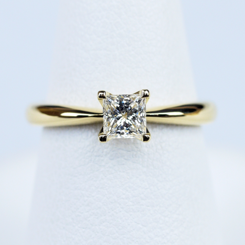 プリンセスカット 0.35ct D VVS2 シンプルなソリテールの婚約指輪です