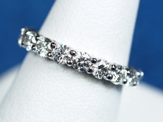 不変の美しいデザイン フルエタニティリング 直径3.0ミリのダイヤモンドを使いました。
