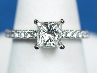 1カラット プリンセスカットの指輪 多くのお客様に愛されるデザイン。