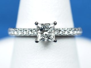 プリンセスカットの婚約指輪 ダイヤモンドを浮くように留めて輝きを活かす。