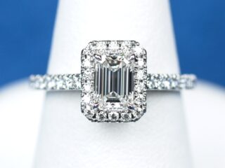 0.71カラット 婚約指輪 エメラルドカットの美しさを最大限に引き出す。