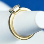 エメラルドカット 横向き 婚約指輪