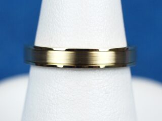 新作で自信作の鍛造の結婚指輪 2本の溝が掘ってあるゴールドの結婚指輪