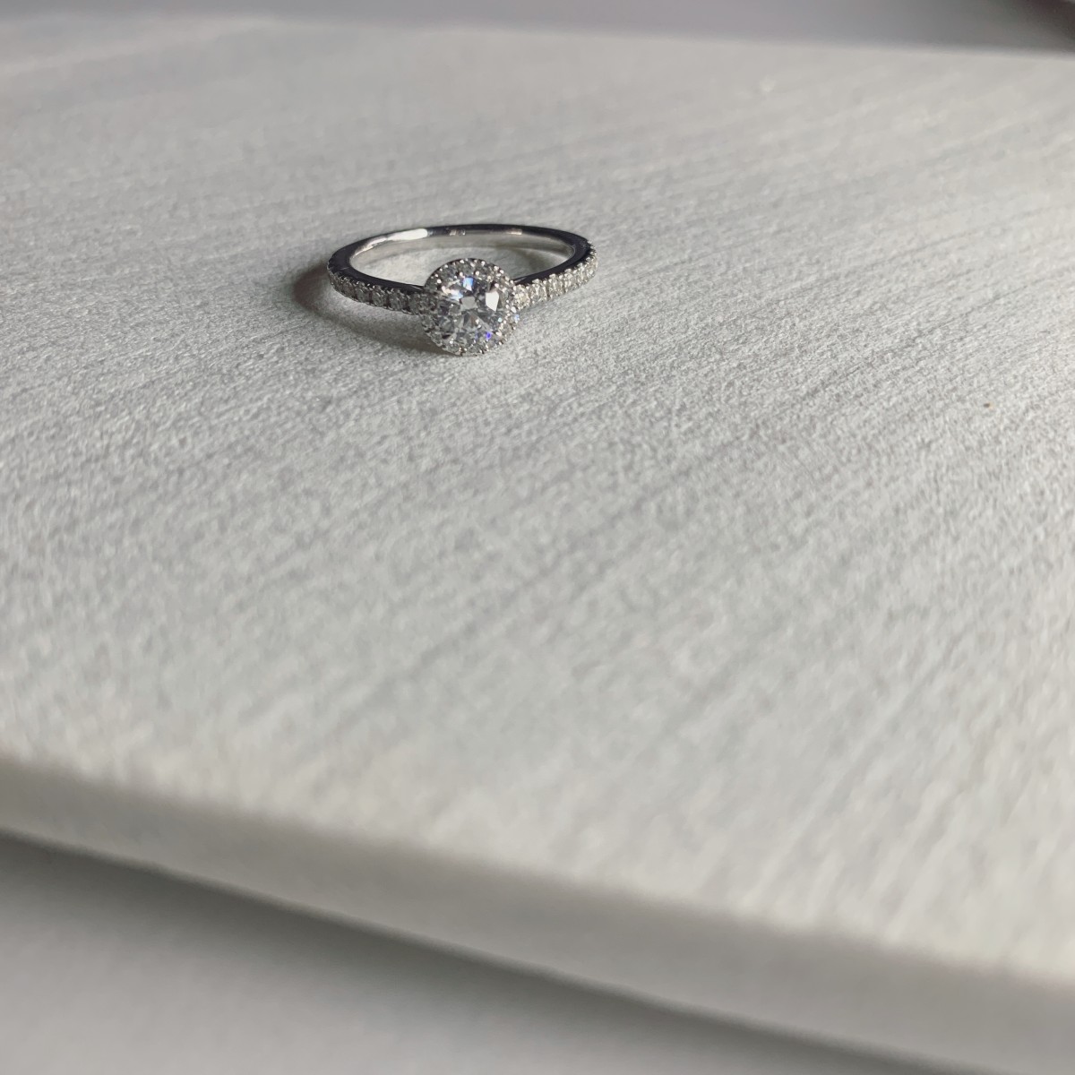 婚約指輪 Halo 0.30ct ダイヤモンド プラチナ(Pt950) エタニティリング | 婚約指輪の通販 |  山梨・甲府のジュエリーブランドIZURU