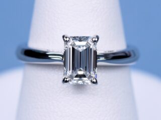 エメラルドカットの婚約指輪 よく働く女性の手に似合う、ソリテールの指輪
