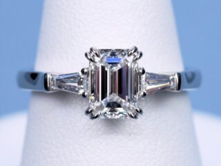 1.01ct D VVS1 エメラルドカットの婚約指輪 「ただ、新婦に喜んでもらいたい」と話すお客様