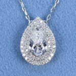 結婚10周年の記念に製作したペアシェイプダイヤのオーダーメイドペンダント。中央に0.82ctのDカラー・IFクラリティのダイヤモンドを配置。