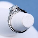 高いセッティングの台座とアーチ状のブリッジ構造が特徴の婚約指輪。細部まで美しく仕上げられたクラフトマンシップが光る。