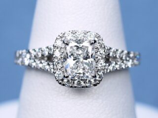 クッションカットのダイヤモンドとメレダイヤで彩られた華やかな婚約指輪