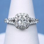 クッションカットダイヤモンドのハローリング。繊細なメレダイヤで囲まれた華やかなデザインの婚約指輪。