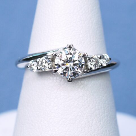 中央に0.5ctダイヤモンドを据え、両サイドにメレダイヤを流したプラチナの婚約指輪ジュピター