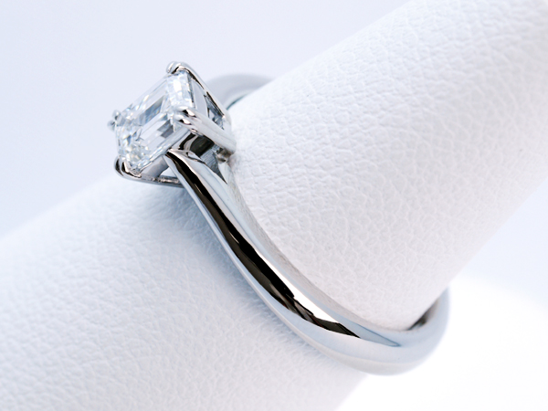 エメラルドカット婚約指輪を横から見た竜の爪の留め具