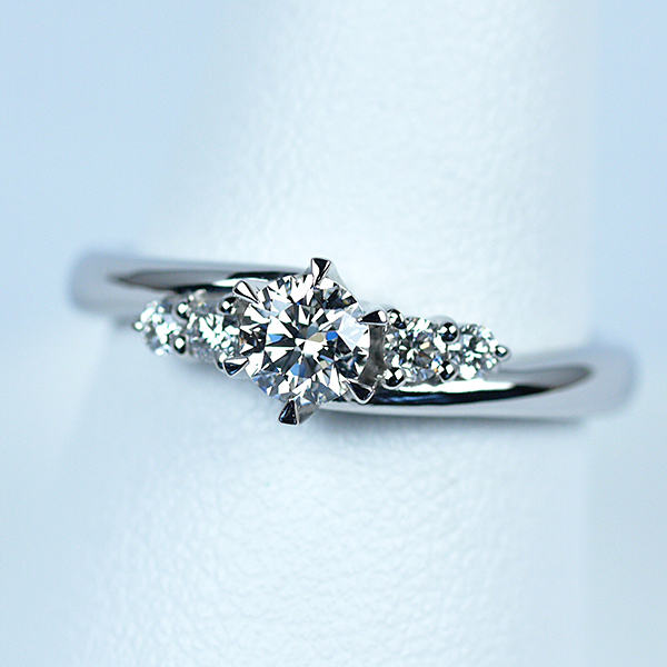 婚約指輪 ジュピター 0.30ct プラチナ 両サイドにメレダイヤ