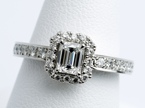 エメラルドカットのオーダーメイド婚約指輪 0.379ct エメラルドカットのオーダーメイド婚約指輪 プラチナ 取り巻きダイヤ